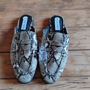 NWOB Steve Madden Kendle Mules Size 8 Snakeskin